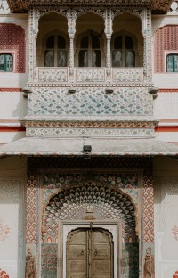 探索LV与古纹样的跨界融合，一场时尚与传统的对话